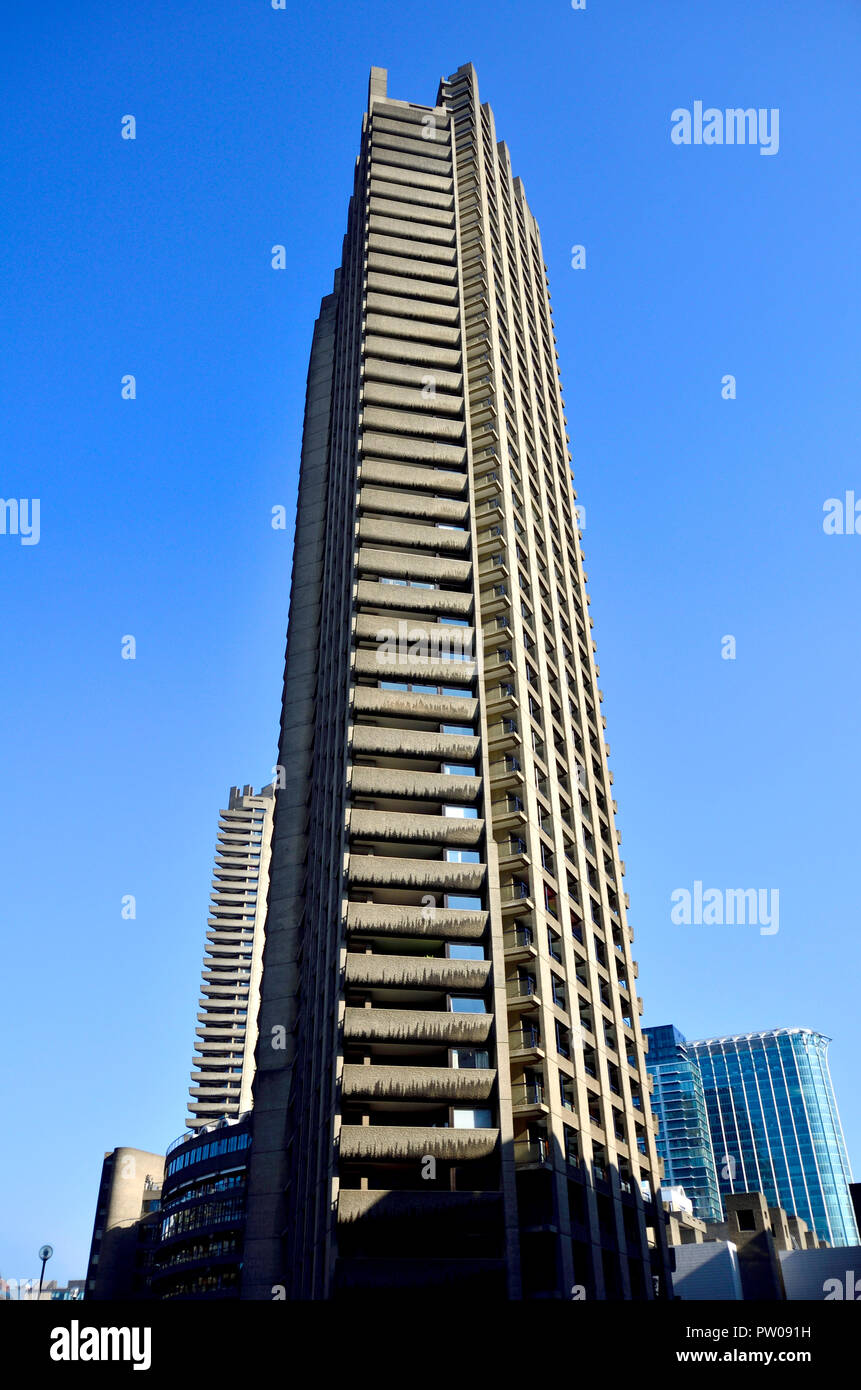 Torre di Shakespeare, highrise alloggiamento del Barbican station wagon, nella city di Londra, Inghilterra, Regno Unito. Foto Stock