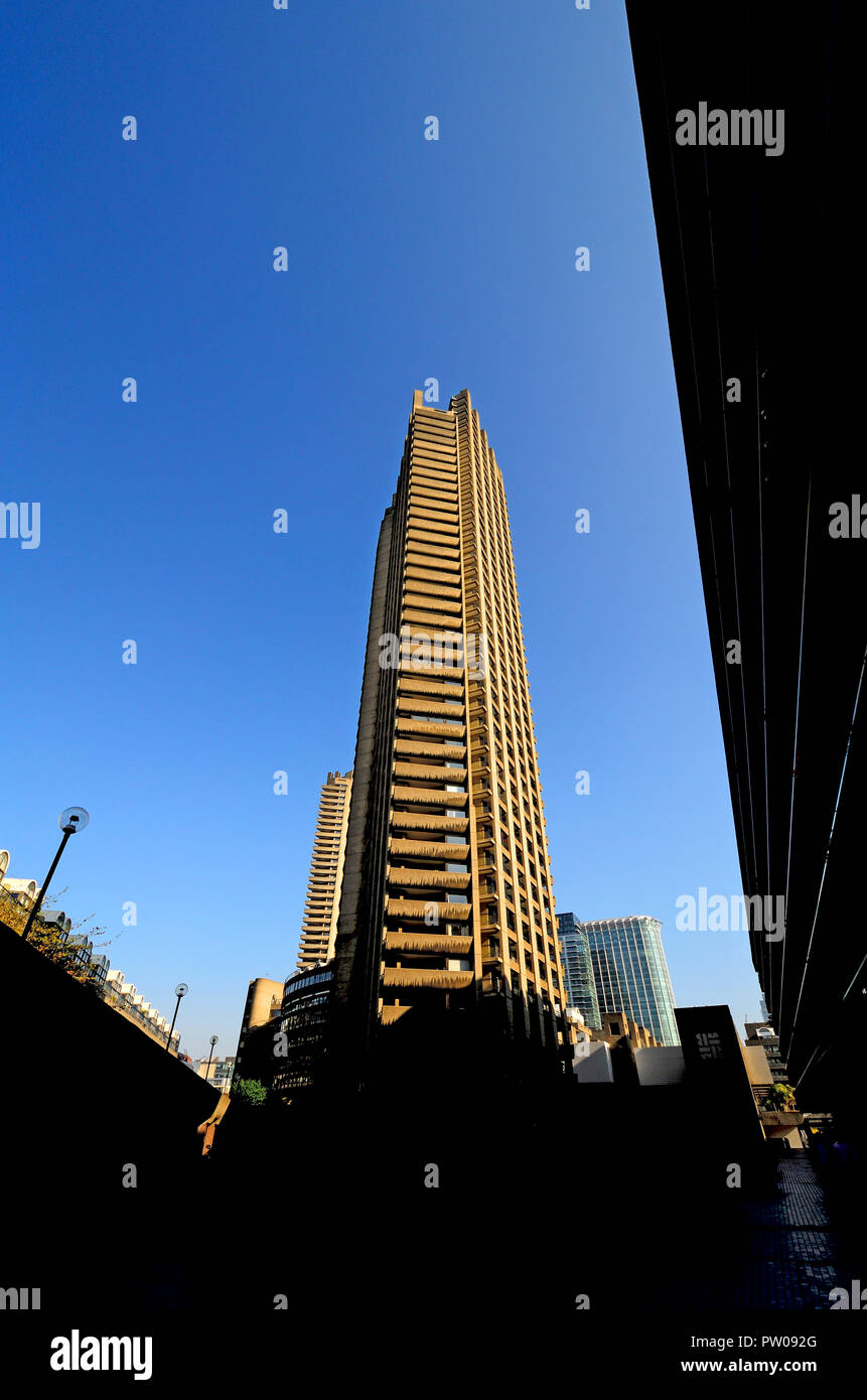 Torre di Shakespeare, highrise alloggiamento del Barbican station wagon, nella city di Londra, Inghilterra, Regno Unito. Foto Stock