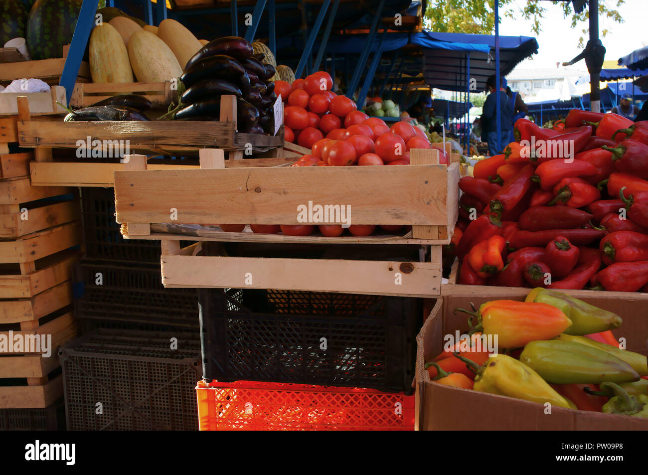 Molti diversi bellissimi di ortaggi e di frutta sul mercato in scatole di legno Foto Stock