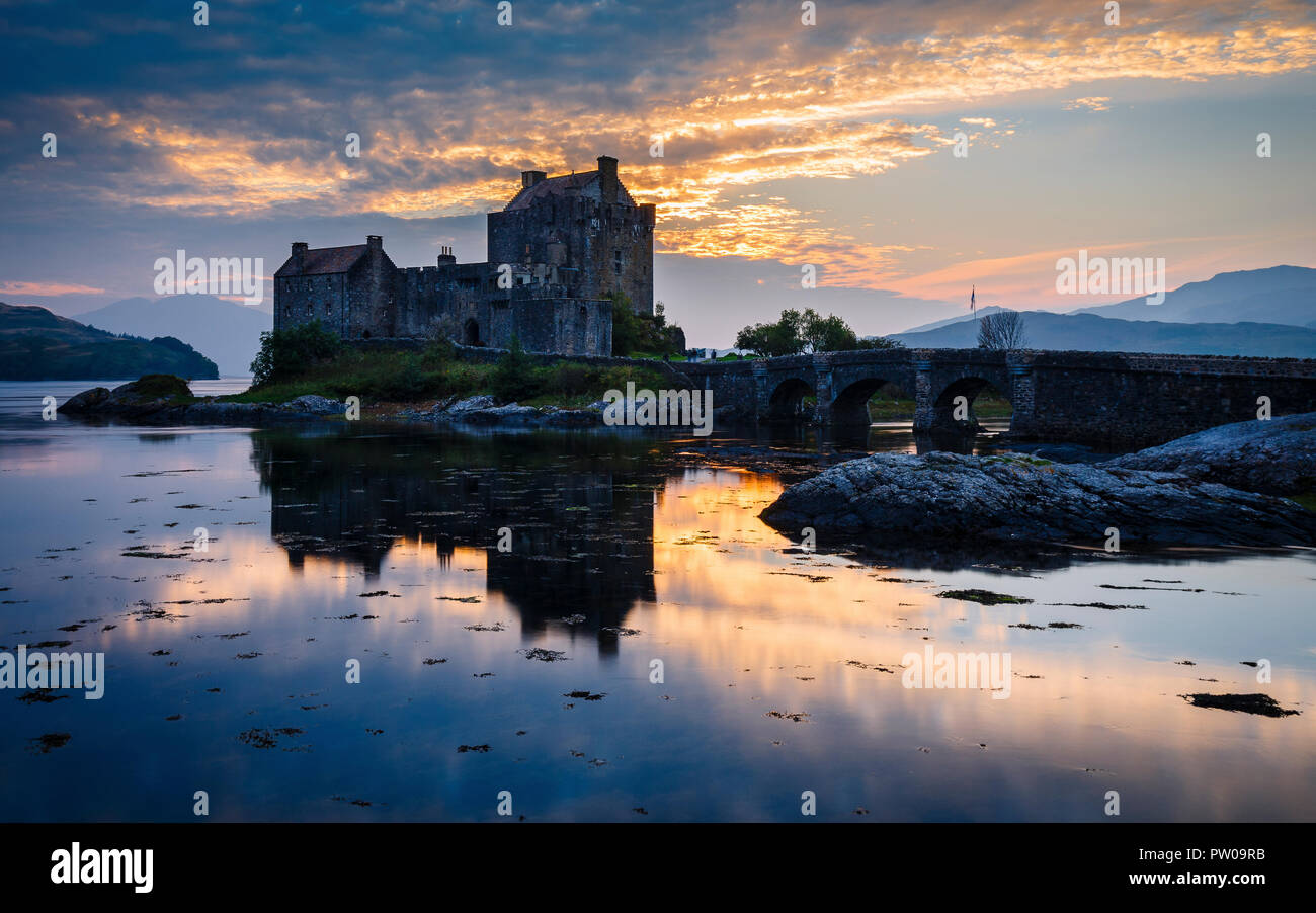 Il Castello Eilean Donan nella regione di Kintail al tramonto, Scozia Foto Stock