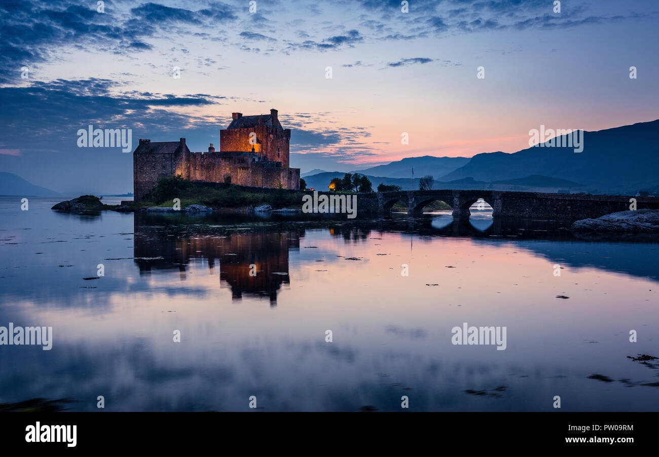 Il Castello Eilean Donan nella regione di Kintail al tramonto, Scozia Foto Stock