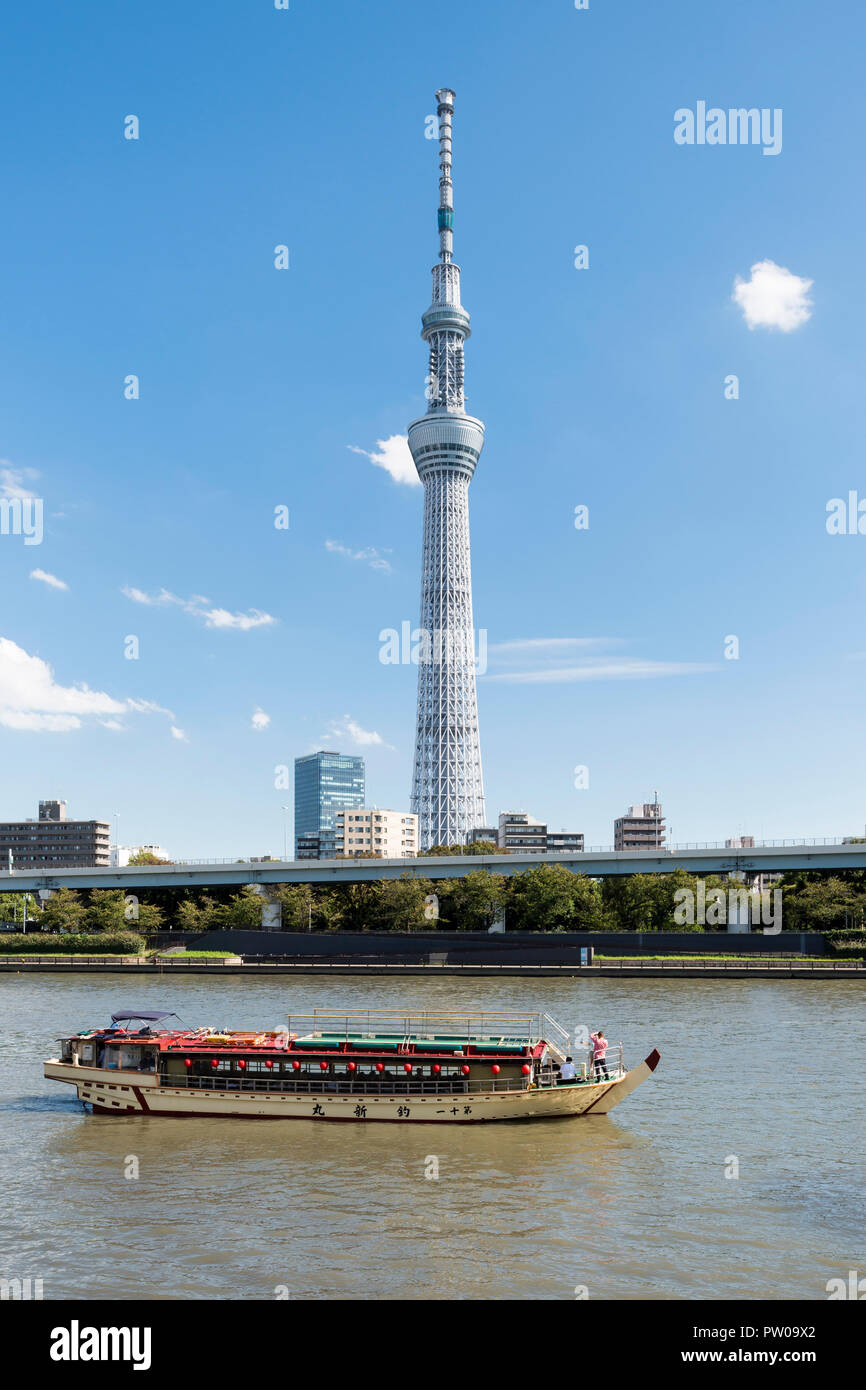 Tour in barca sul Fiume Sumida e Tokyo Skytree, Tokyo Giappone Foto Stock