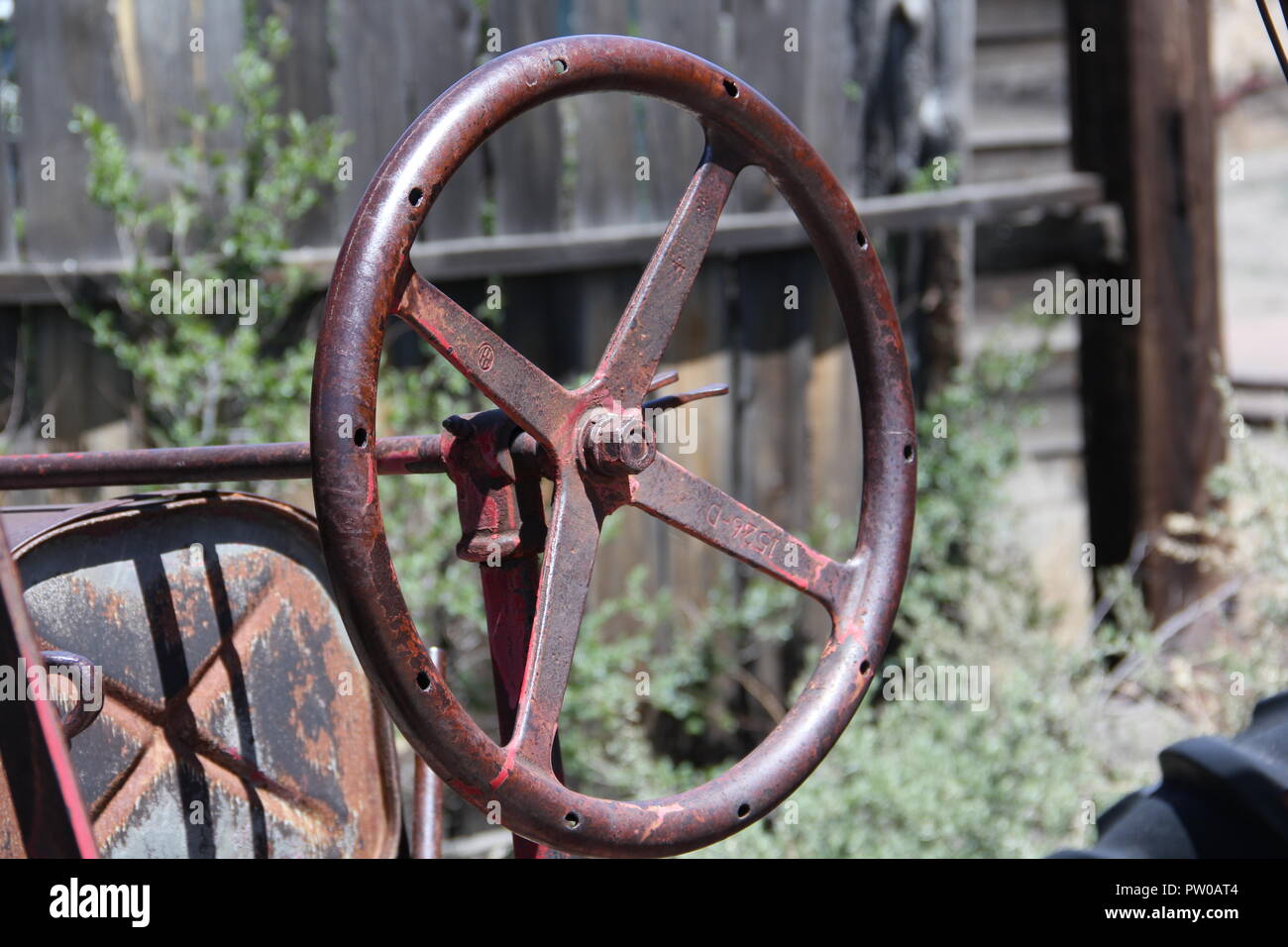 Arrugginita volante sul vecchio carrello Foto Stock