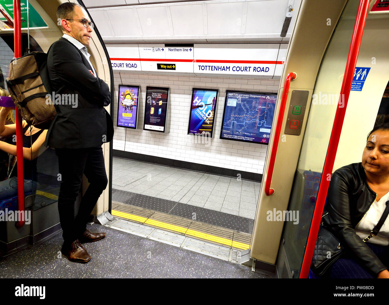 La metropolitana di Londra treno fermato nella stazione di Tottenham Court Road, Londra, Inghilterra, Regno Unito. Foto Stock
