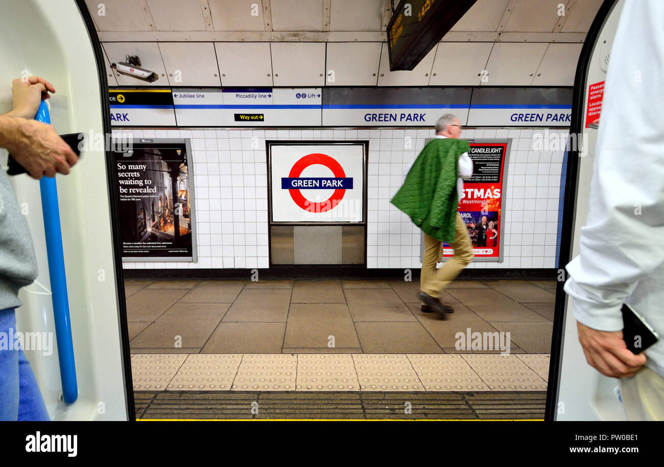 La metropolitana di Londra treno fermato nella stazione di Green Park, Londra, Inghilterra, Regno Unito. Foto Stock