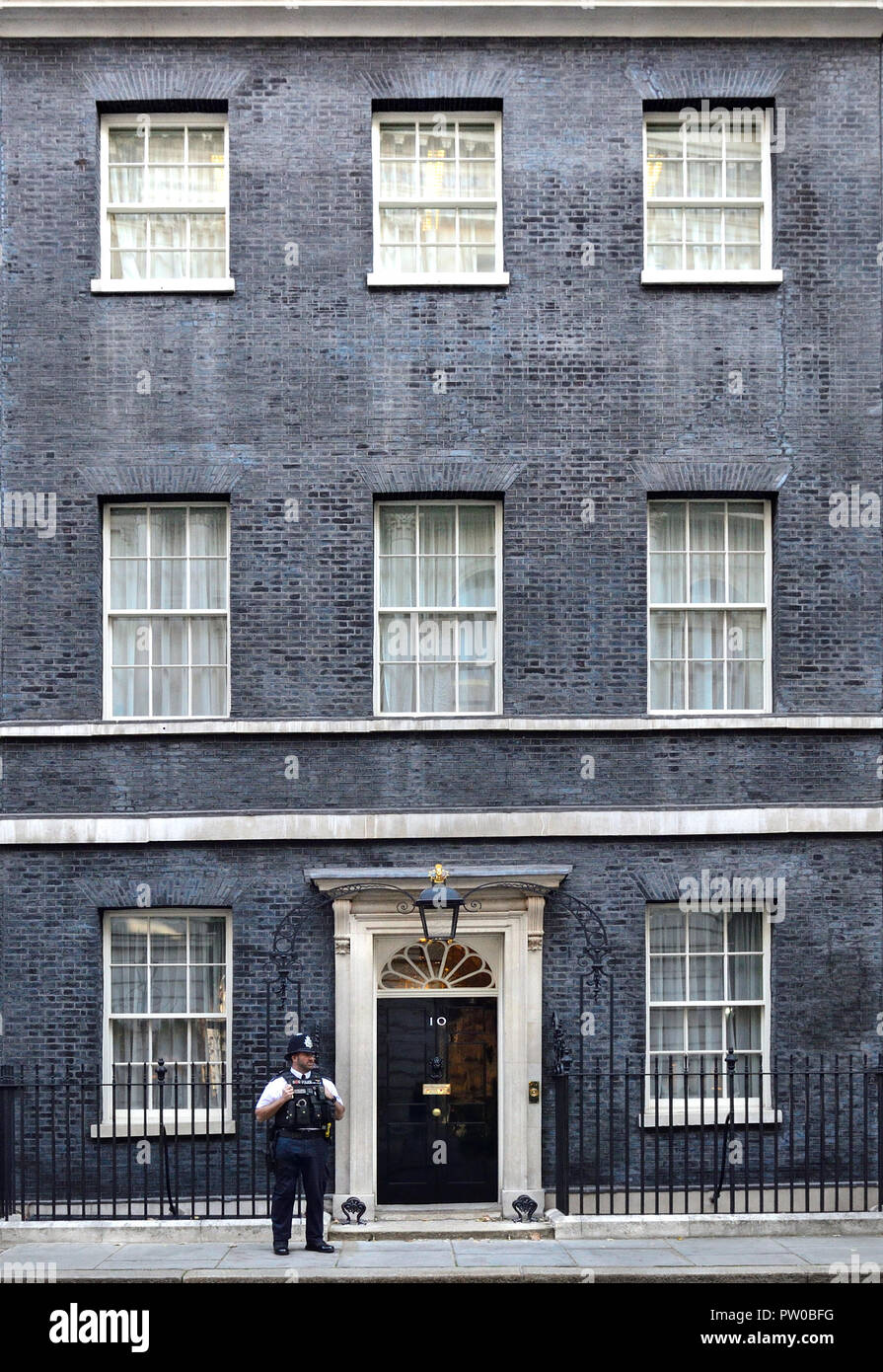 Funzionario di polizia presso la porta del n. 10 di Downing Street, Londra, Inghilterra, Regno Unito. Foto Stock