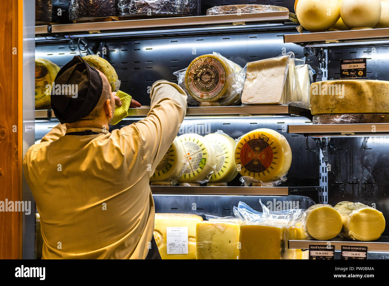 BOLOGNA, Italia - 2 ottobre 2018: venditore è organizzare forme di formaggio fo vendita al fico EATALY mondo, la più grande industria agro-alimentare parco nel mondo Foto Stock