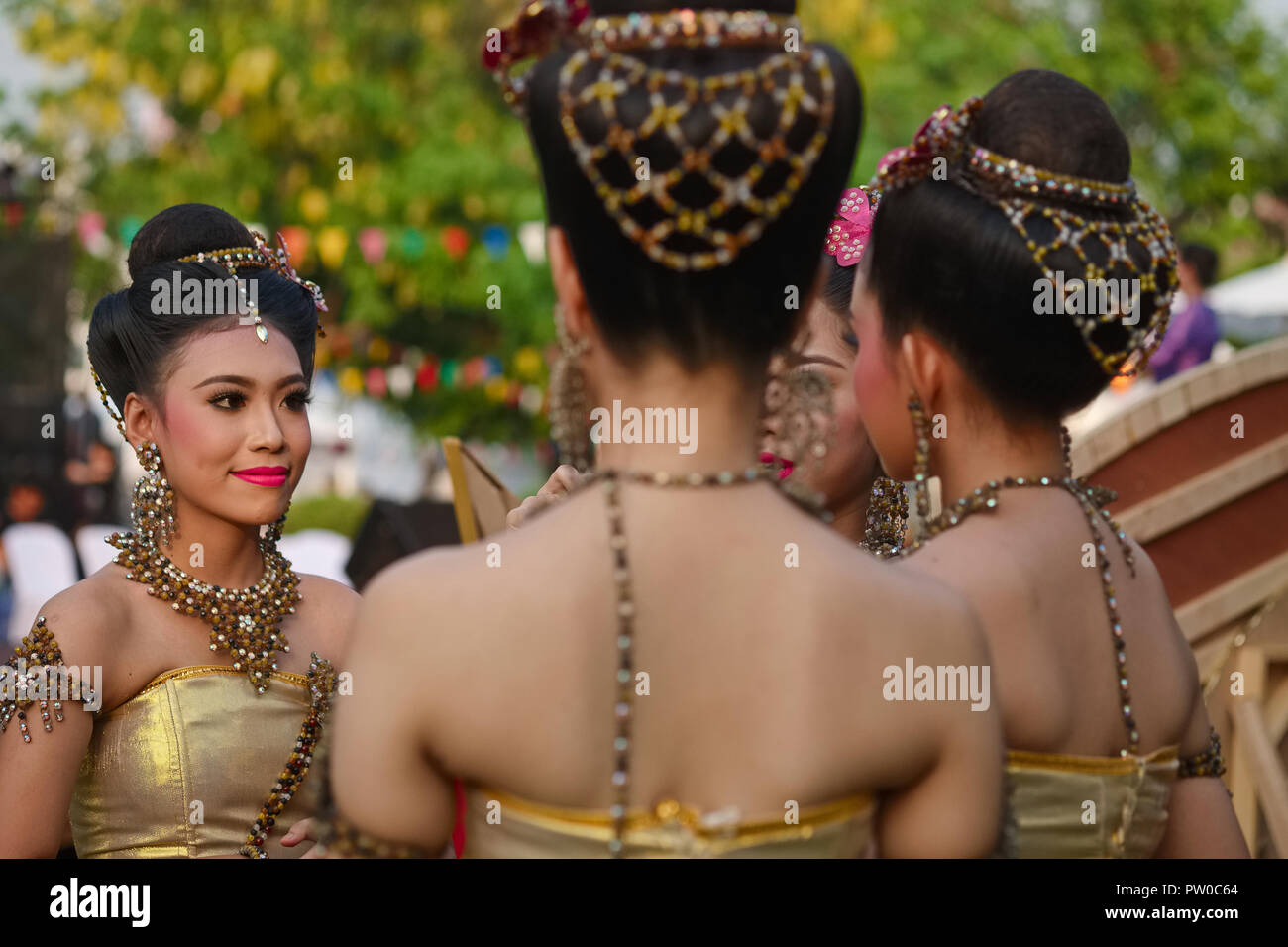 Un gruppo di studenti Thailandese dietro le quinte prima di eseguire la classica danze tailandesi, nel Parco Santichaiprakarn, Bangkok, Thailandia Foto Stock