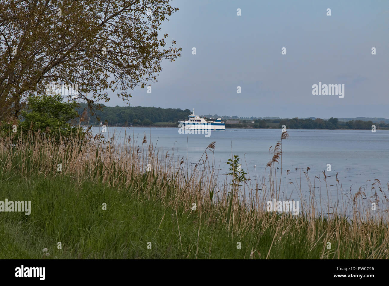 Piccolo traghetto passando un'isola vicino a Faaborg, Danimarca Foto Stock