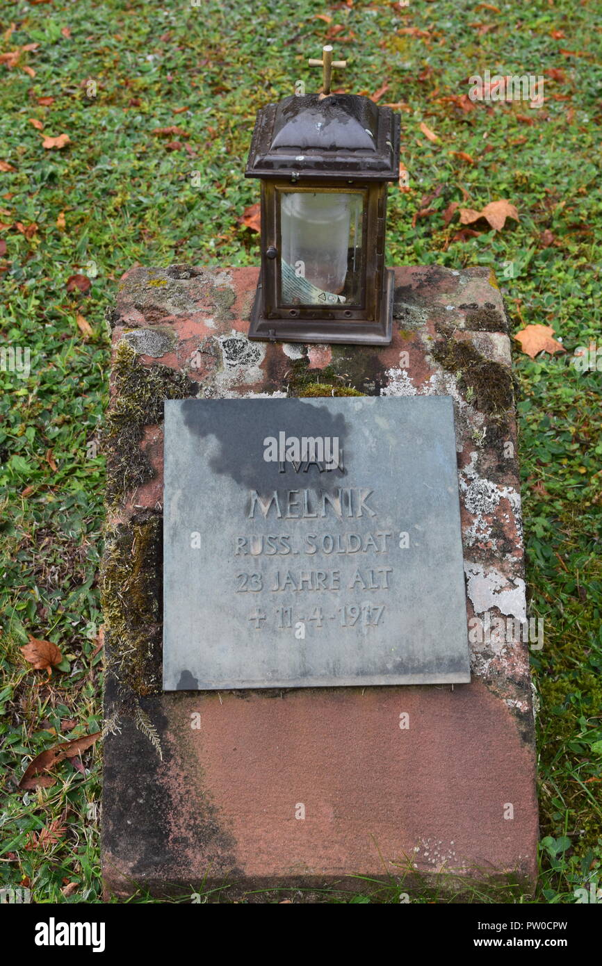 Un grave marker sovietica per un soldato IVAN MELNIK in un cimitero di guerra (Kriegsgräberstätte - Ehrenfriedhof) dall'WW1 Cimitero di Merzig, Germania Foto Stock