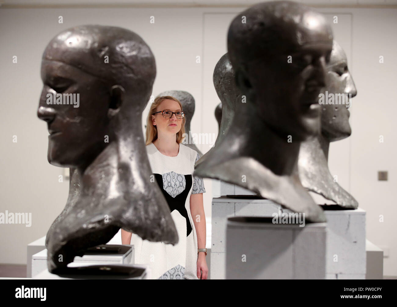 Un visitatore guarda al tributo capi sul display a Elisabeth Frink esseri umani e in altri animali anteprima della fiera presso il Sainsbury Centre for Visual Arts a Norwich, Norfolk. Foto Stock