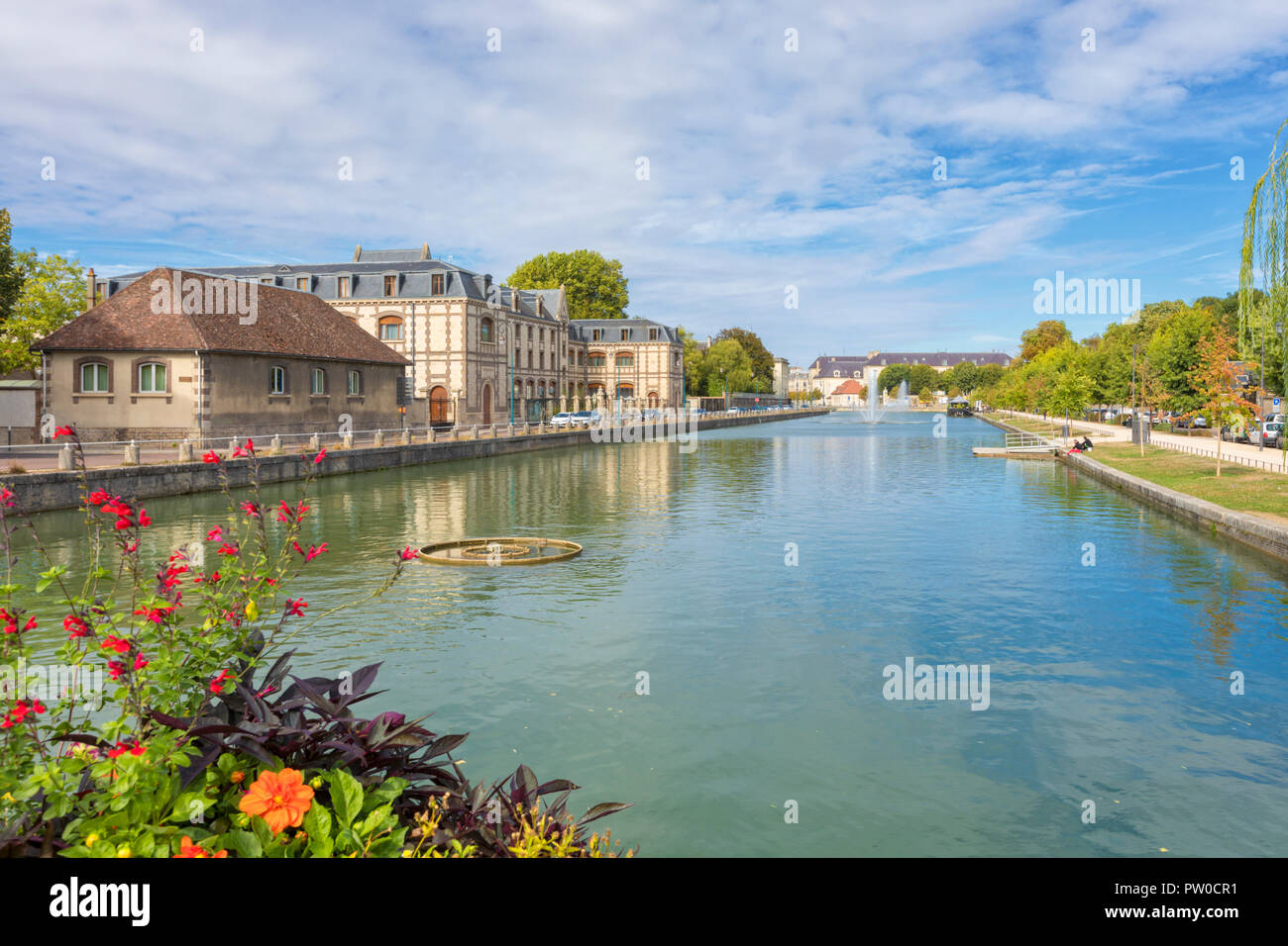 Canal du Trévois con College les Giacobini, Troyes, Francia Foto Stock