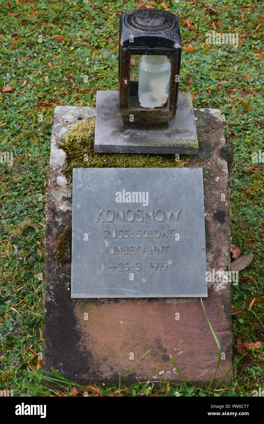 Un grave marker sovietica per un soldato KONOSNOW in un cimitero di guerra (Kriegsgräberstätte - Ehrenfriedhof) dall'WW1 Cimitero di Merzig, Germania Foto Stock