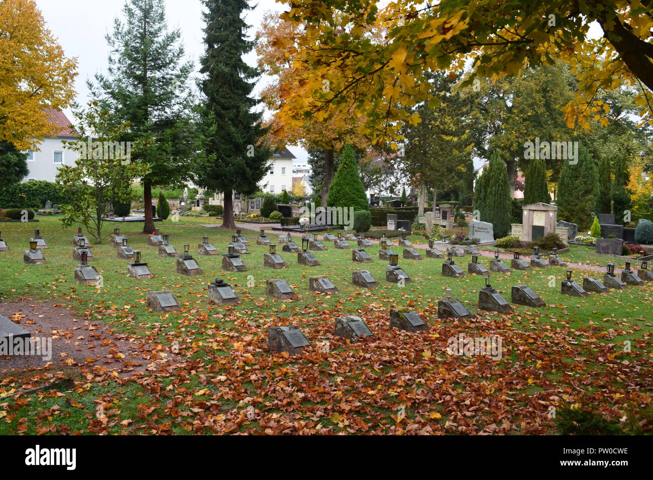 Un marcatore di grave per il soldato sovietico è in un cimitero di guerra tedesco (Kriegsgräberstätte - Ehrenfriedhof) dall'WW1 Cimitero di Merzig, Germania Foto Stock