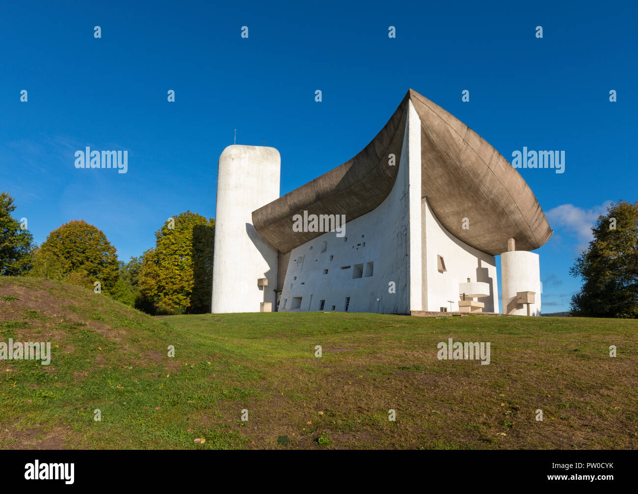 Cappella di Notre Dame du Haut costruito dall'architetto Le Corbusier nel 1955 a rochamp, Bourgogne-Franche-Comté, Francia Foto Stock