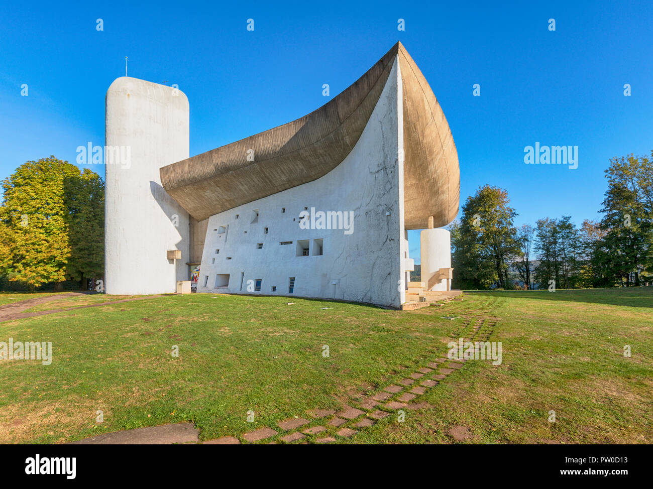 Cappella di Notre Dame du Haut costruito dall'architetto Le Corbusier nel 1955 a rochamp, Bourgogne-Franche-Comté, Francia Foto Stock