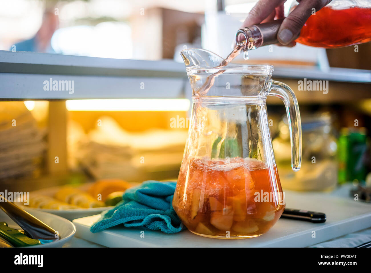 La sangria: la colata di alcol per la caraffa con il succo di arancia Foto Stock