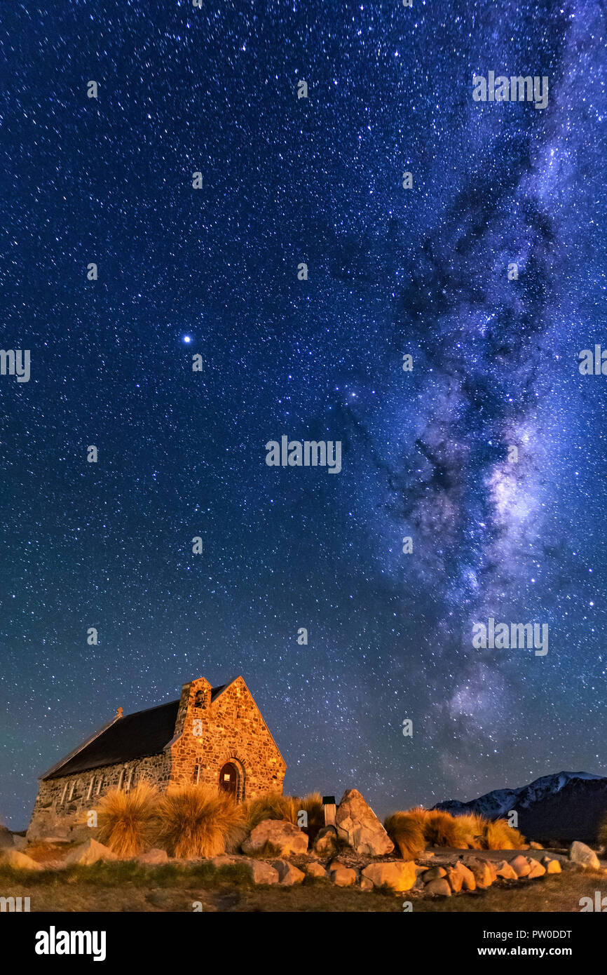 La Via Lattea che salgono sopra la Chiesa del Buon Pastore, Tekapo NZ con Aurora Australis o il Southern Light illumina il cielo . Rumore dovuto alla elevata ISO; sof Foto Stock