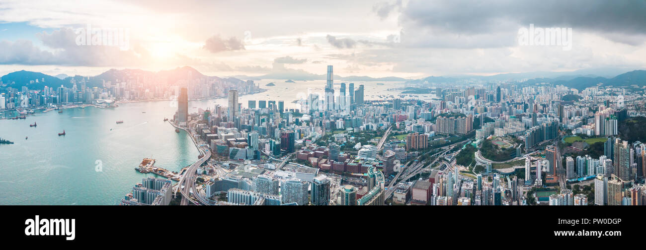 Vista superiore foto aerea da flying drone di HongKong città globale con lo sviluppo di edifici, di trasporto e di energia infrastruttura di alimentazione. Una finanziaria Foto Stock