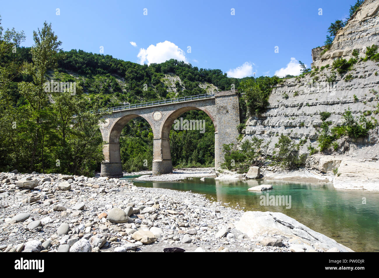 Storico ponte di pietra sul fiume in montagna Foto Stock