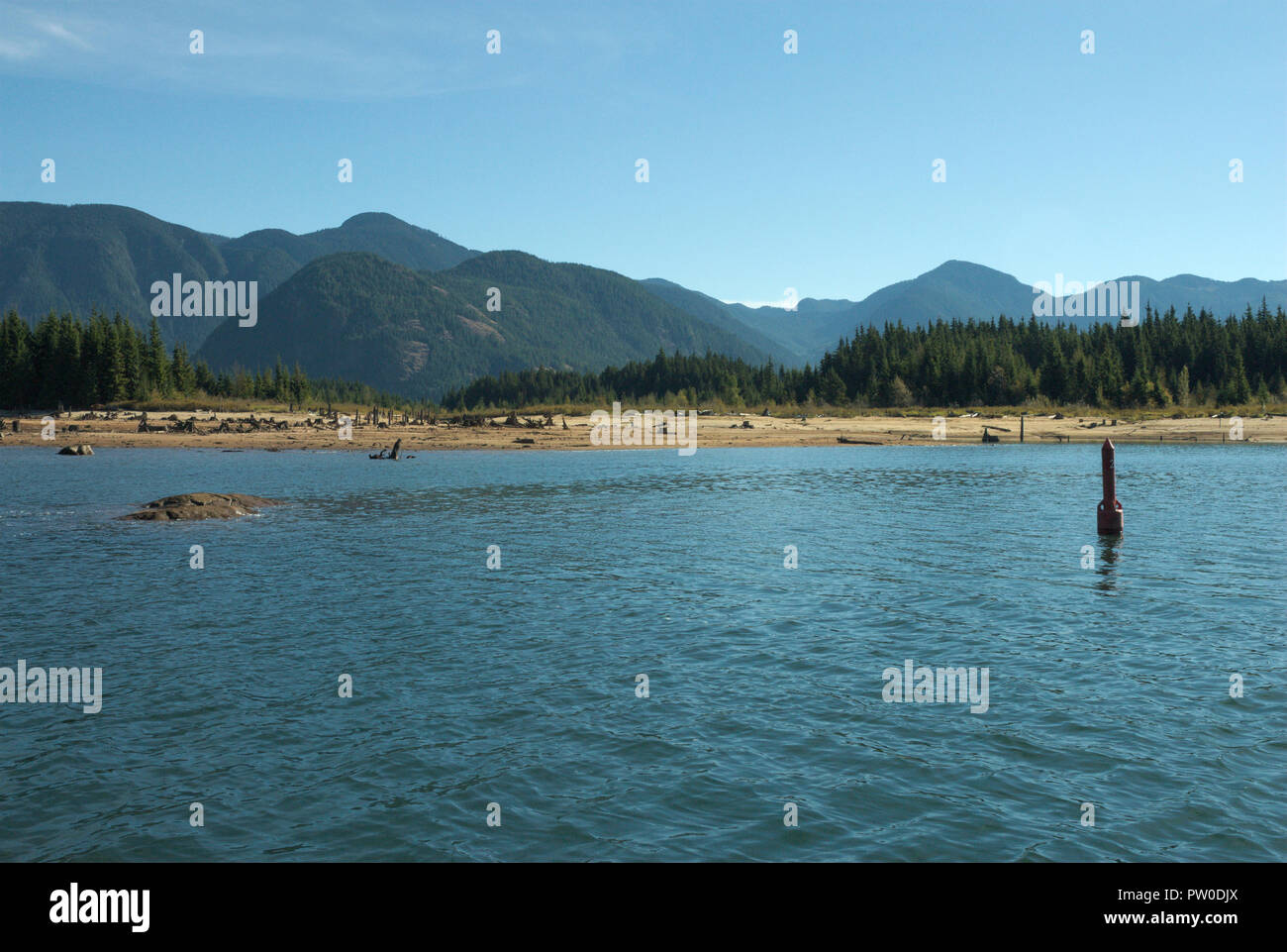 Boa rossa di navigazione sul lago Stave a Mission, British Columbia, Canada Foto Stock