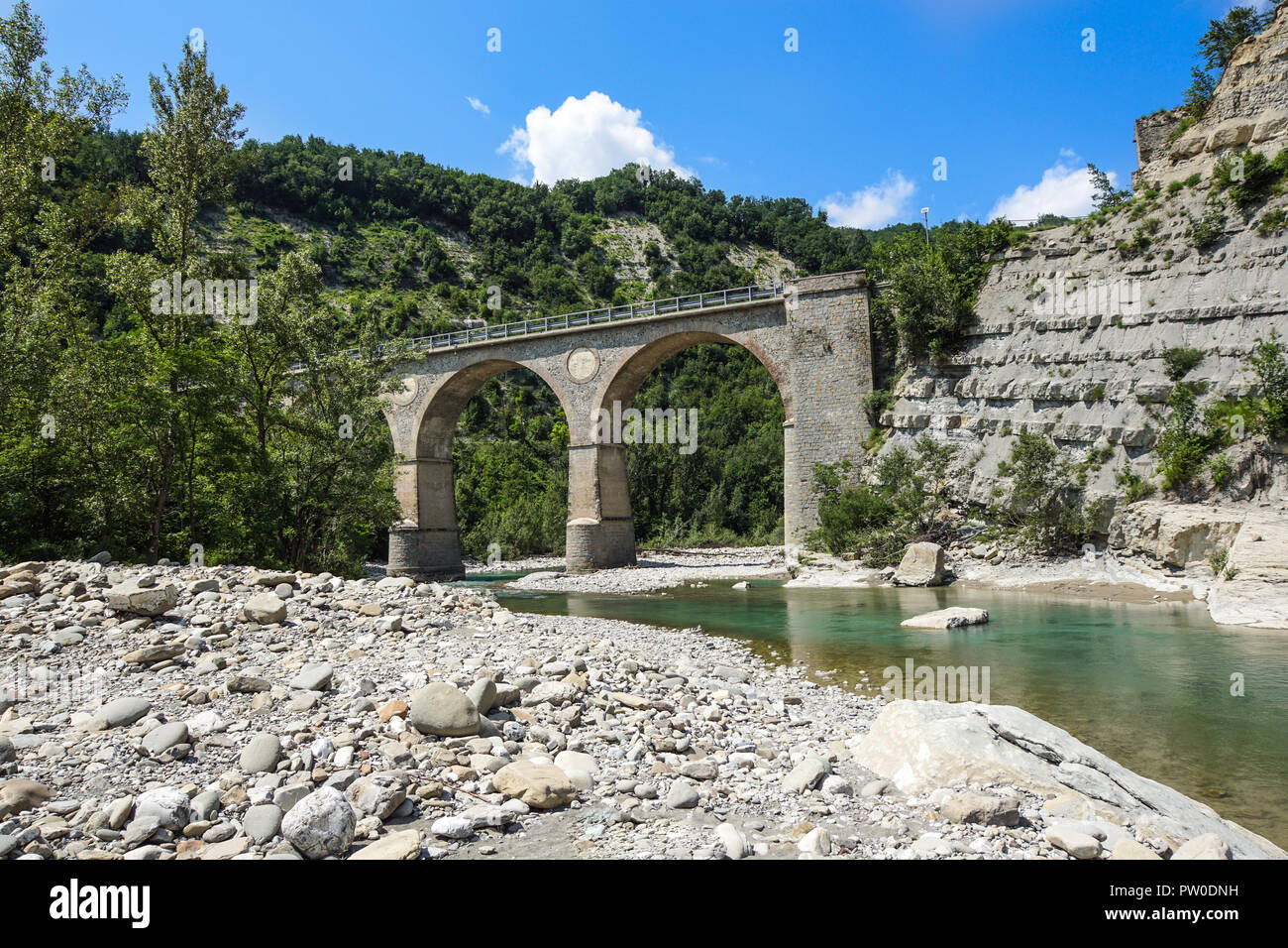 Storico ponte di pietra sul fiume in montagna Foto Stock