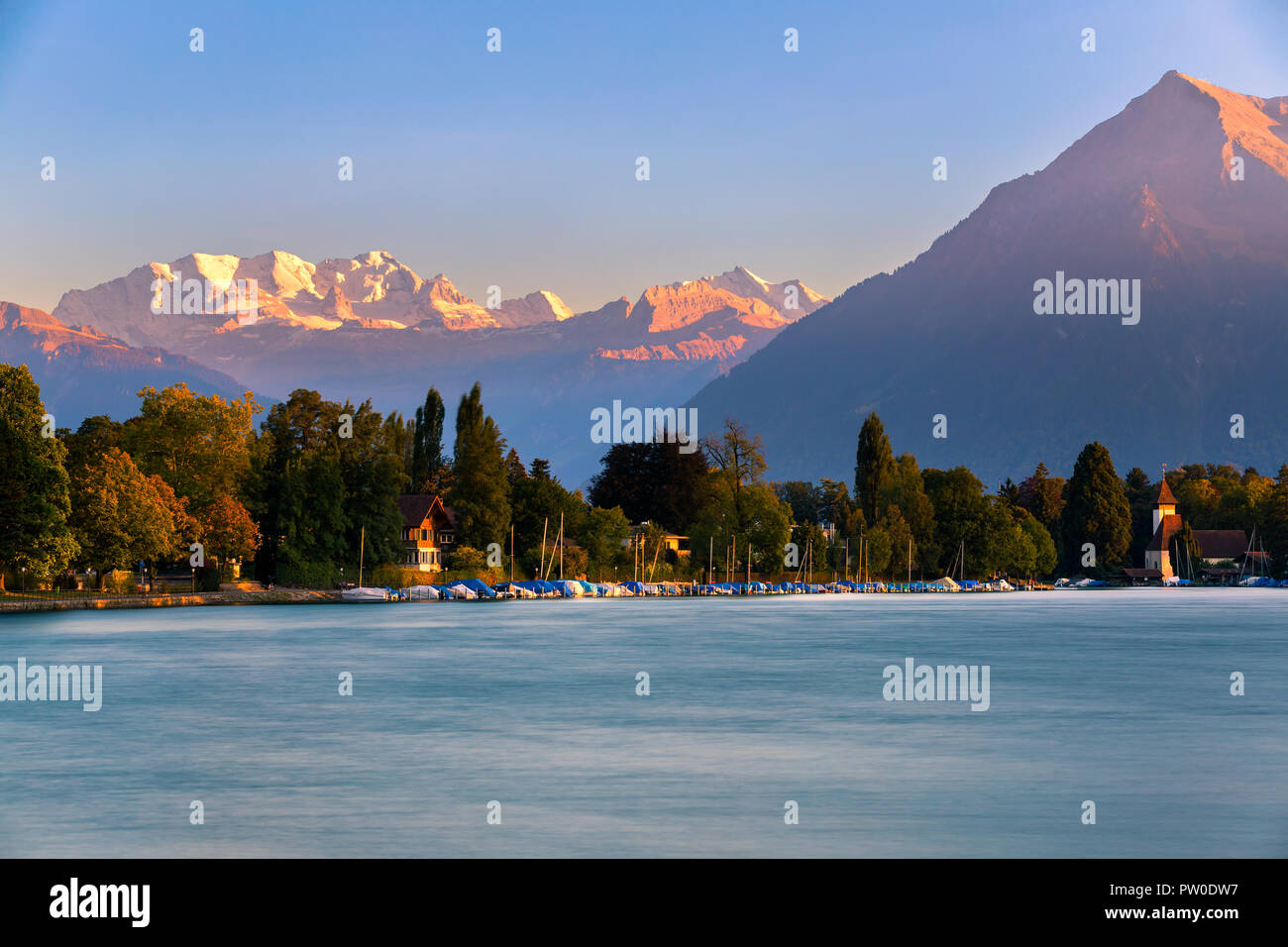Il lago di Thun con la vista verso le Alpi svizzere nella Svizzera centrale. Foto Stock