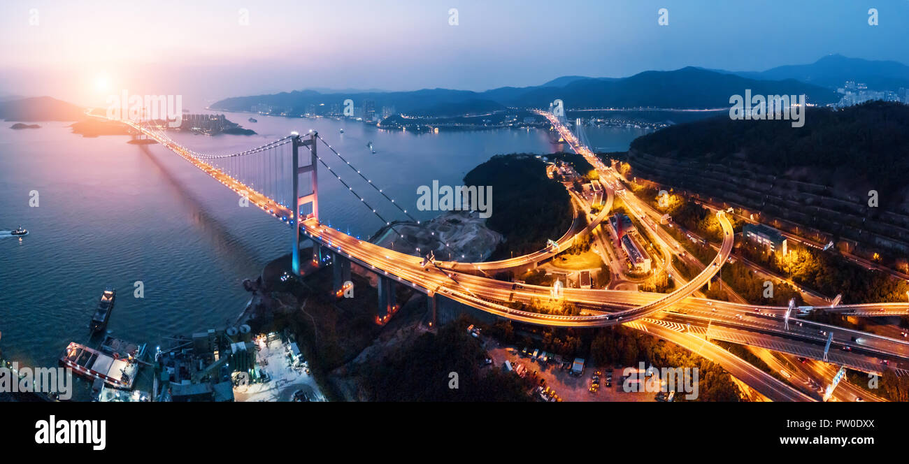 Tsing Ma Bridge al tramonto in Hong Kong. Drone Shoot Foto Stock