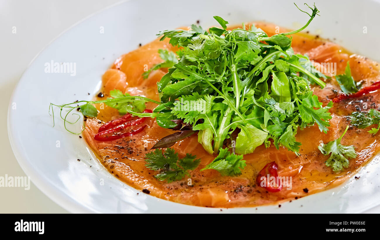 Vista superiore del carpaccio di salmone. Dof poco profondo Foto Stock