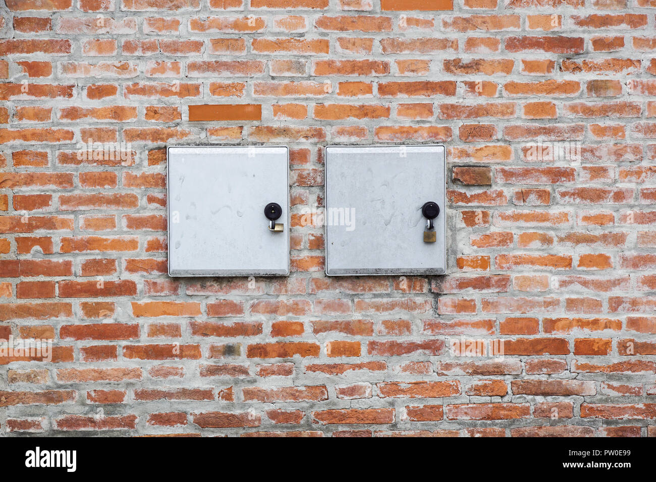 Cassetta elettrica sulla parete di calcestruzzo . Muro di mattoni Foto Stock