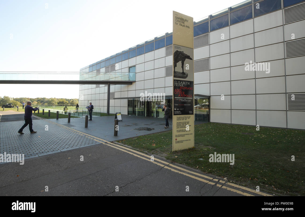 Vista generale al di fuori della Elisabeth Frink esseri umani e in altri animali anteprima della fiera presso il Sainsbury Centre for Visual Arts a Norwich, Norfolk. Stampa foto di associazione. Picture Data: giovedì 11 ottobre, 2018. La mostra offrirà nuove prospettive ed esaminare il suo radicale e bohemian inizi negli anni cinquanta a Londra, rivalutare uno dei più importanti scultori inglesi del ventesimo secolo. Foto di credito dovrebbe leggere: Chris Radburn/PA FILO Foto Stock