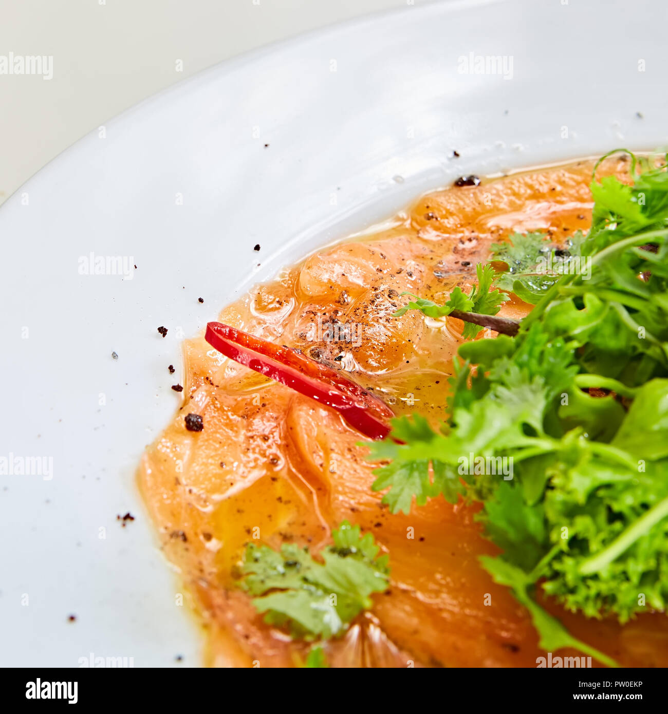 Vista superiore del carpaccio di salmone. Dof poco profondo Foto Stock