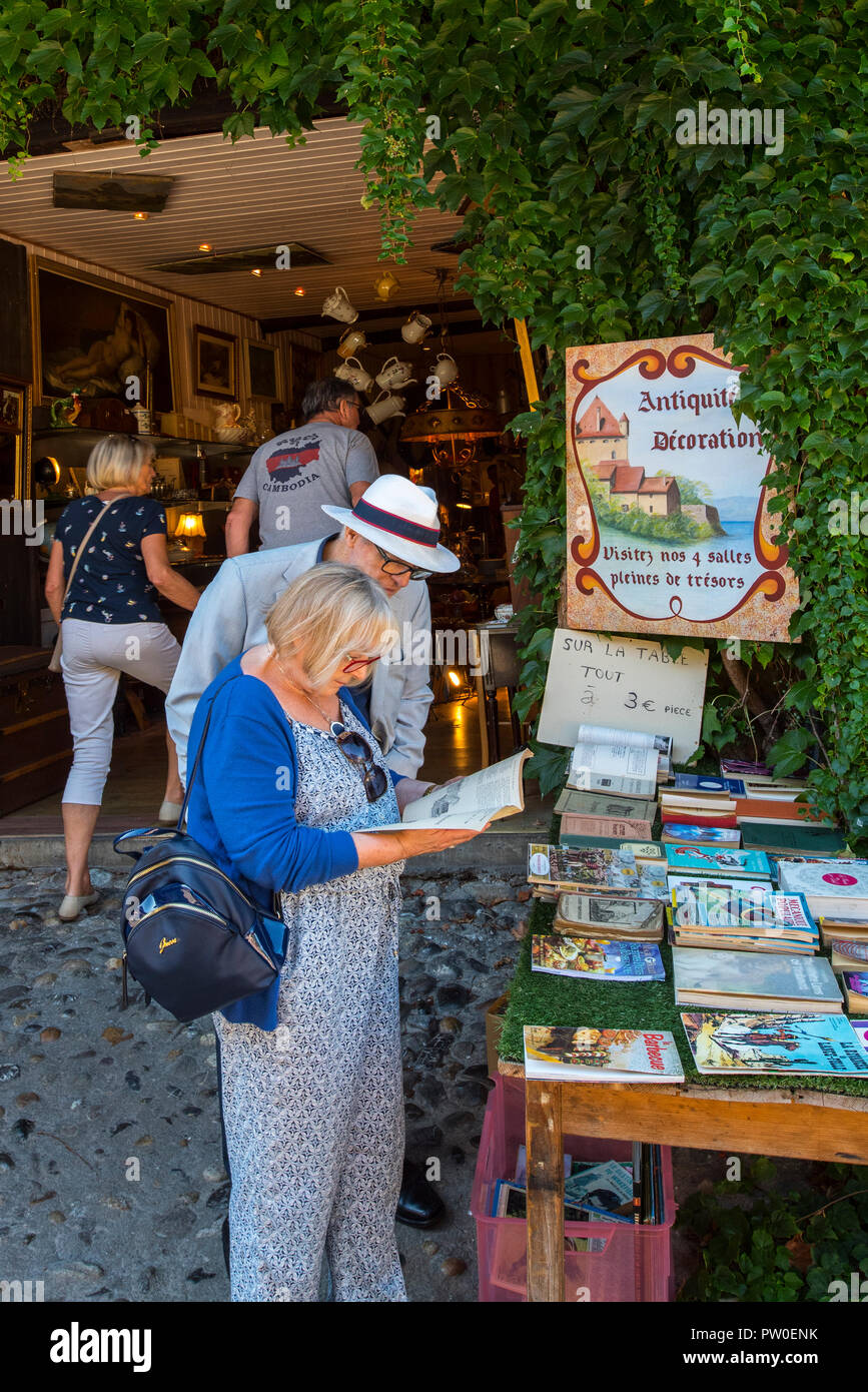 Per i turisti che visitano il negozio di antiquariato / antiquario nel borgo medievale di Yvoire, Haute-Savoie, Auvergne-Rhône-Alpes, Francia Foto Stock