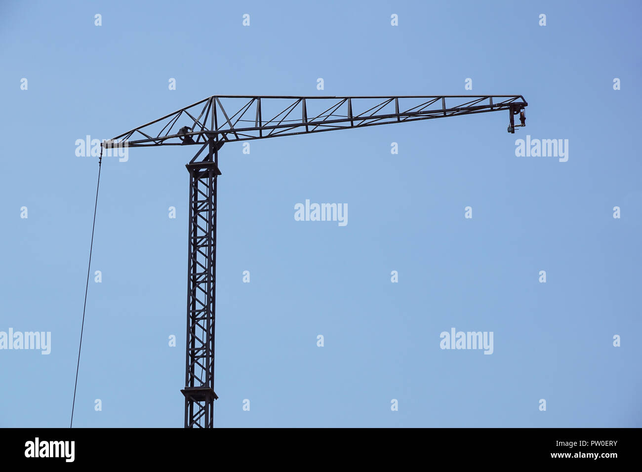 Parte di una costruzione di gru a torre contro il cielo blu Foto Stock