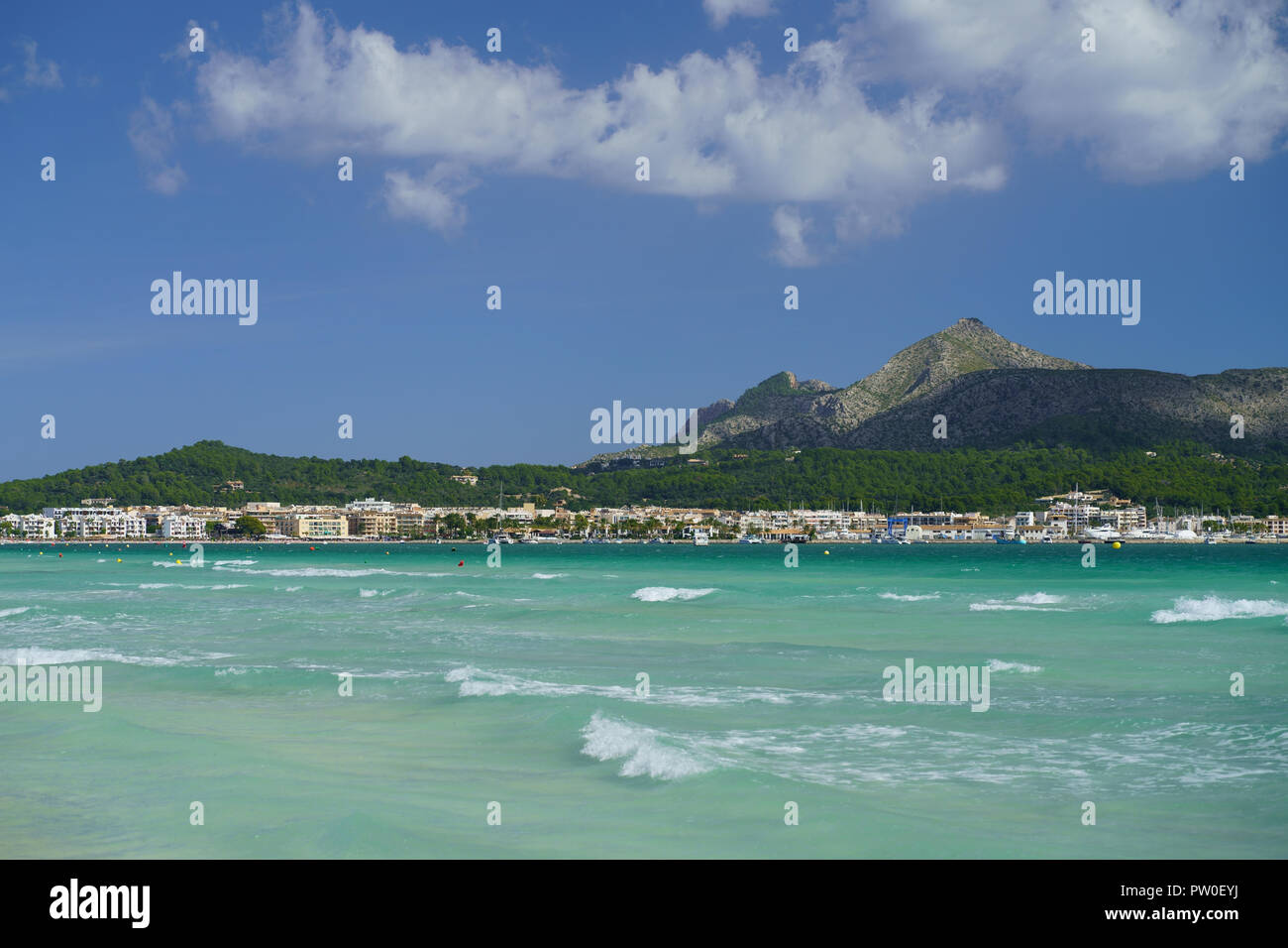 Panorama del Porto di Alcudia, Port d'Alcudia, Nord di Maiorca, isole Baleari, Spagna. Foto Stock