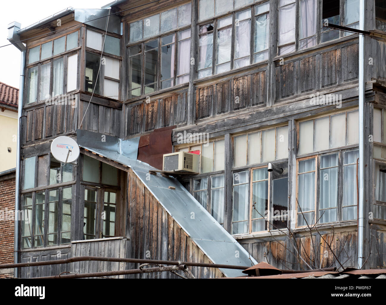 Georgian case tradizionali, con tipici in legno e balconi in ferro battuto Foto Stock