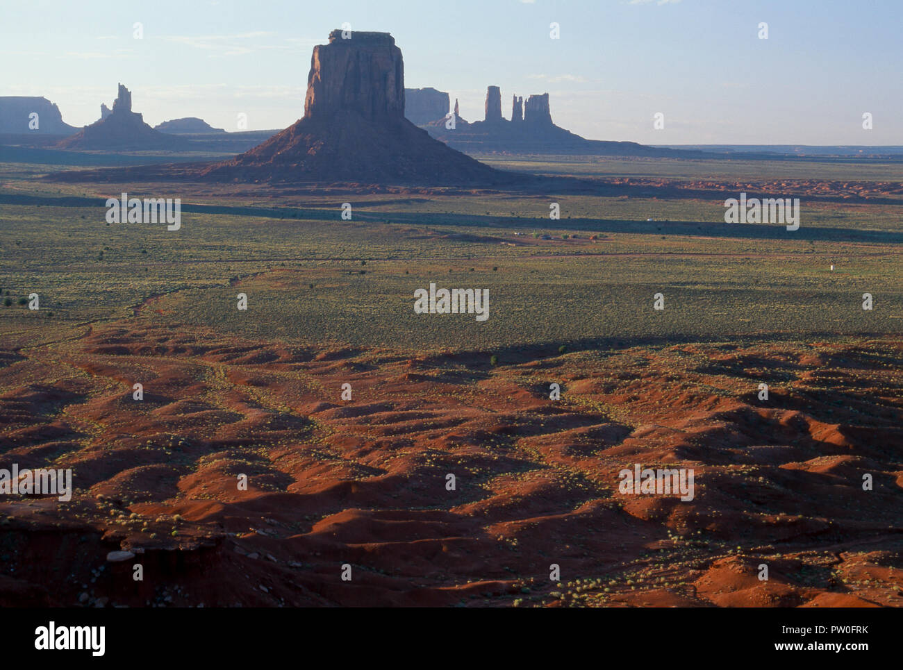Pietra arenaria rossa formazioni in Monument Valley / parco tribale Navajo, Arizona/Utah. Fotografia Foto Stock