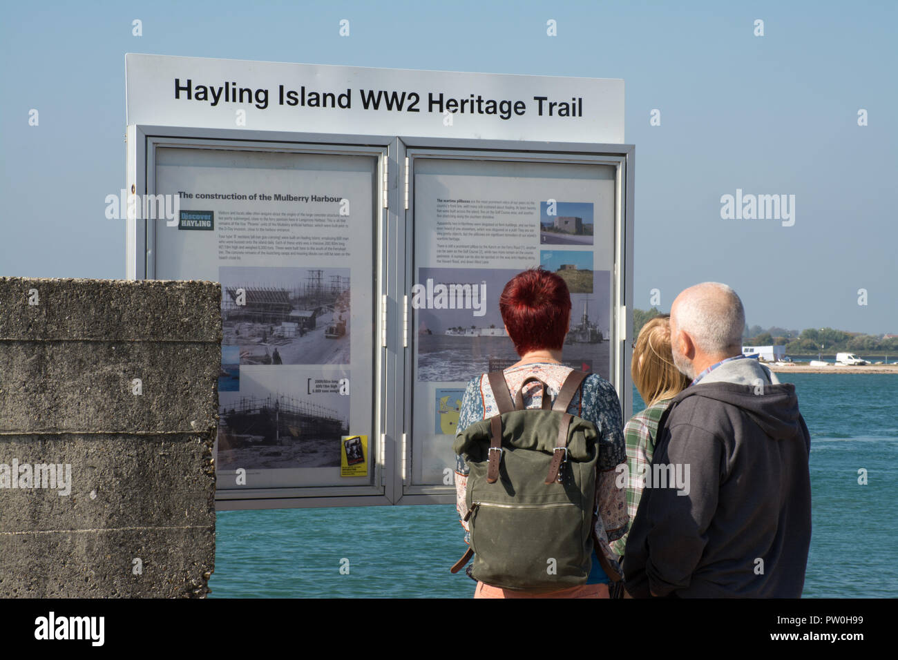 I visitatori di lettura di un lungomare scheda di informazioni circa la Hayling Island WW2 (II guerra mondiale) Heritage Trail, Hampshire, Regno Unito Foto Stock