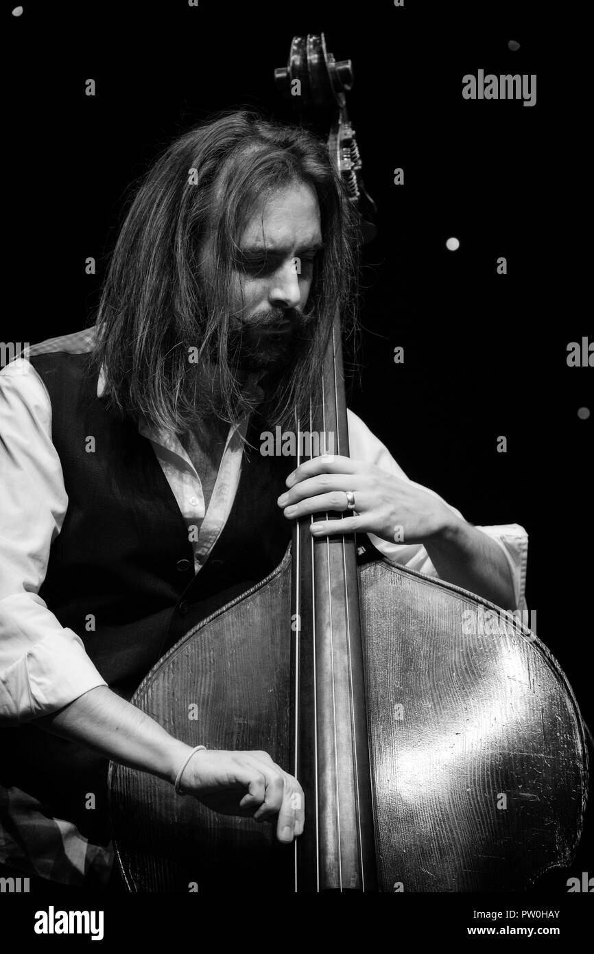 Matt Ridley assolo al contrabbasso con il suo quartetto, Scarborough Jazz Festival 2018 Foto Stock