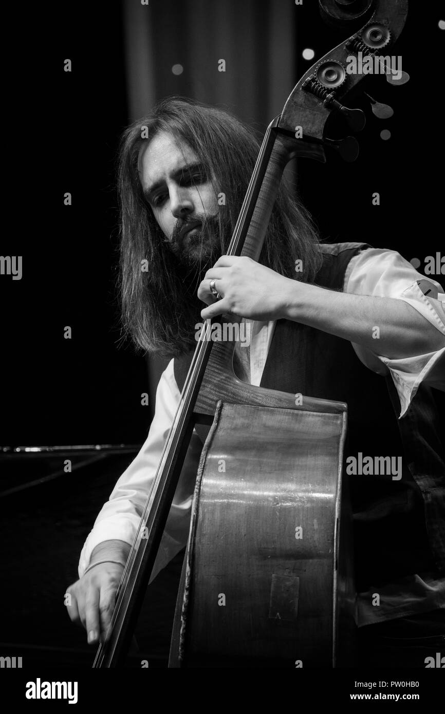 Matt Ridley assolo al contrabbasso con il suo quartetto, Scarborough Jazz Festival 2018 Foto Stock