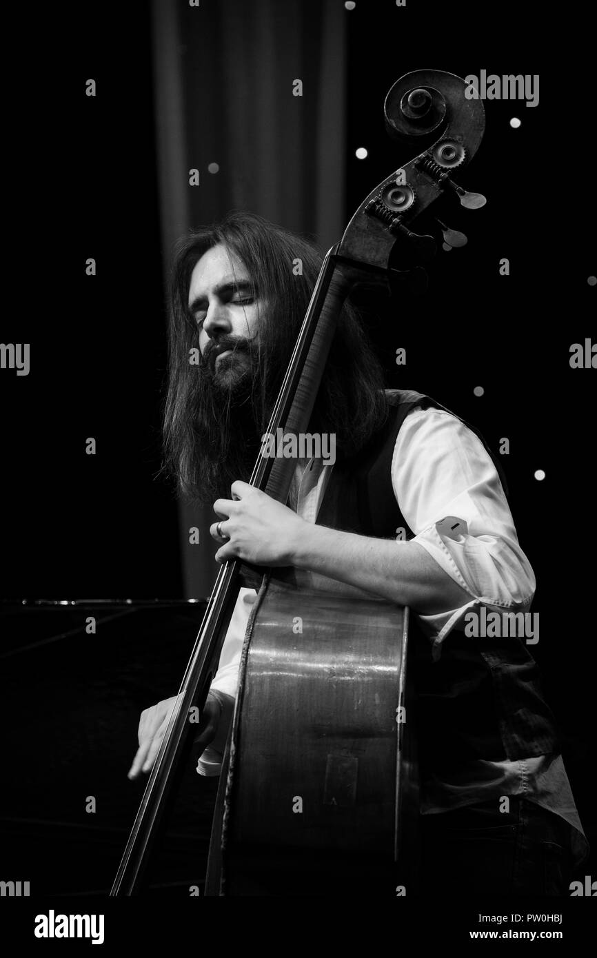 Matt Ridley assolo al contrabbasso con il suo quartetto, Scarborough Jazz Festival 2018 Foto Stock