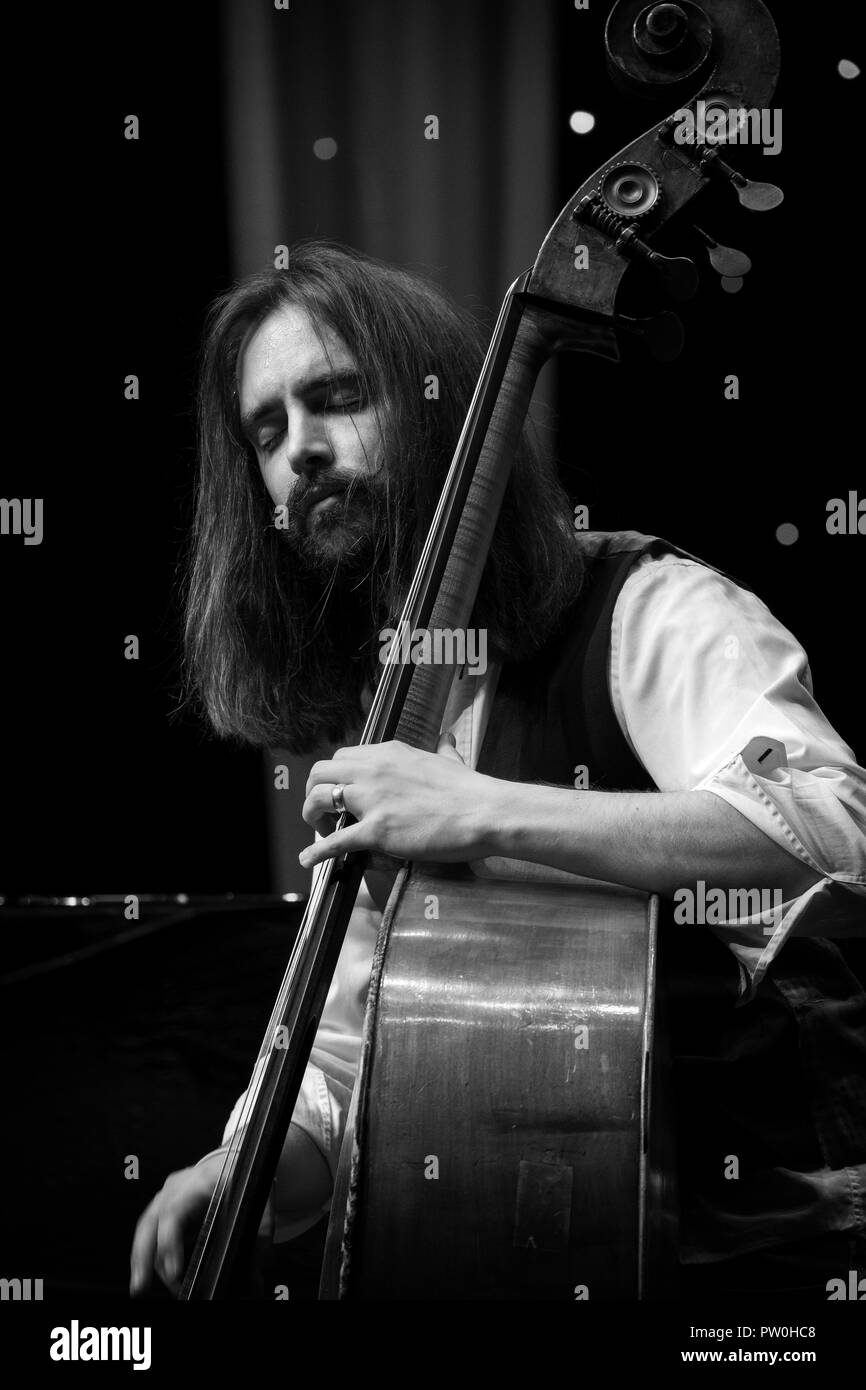Matt Ridley assolo al contrabbasso con il suo quartetto, Scarborough Jazz Festival 2018 Foto Stock