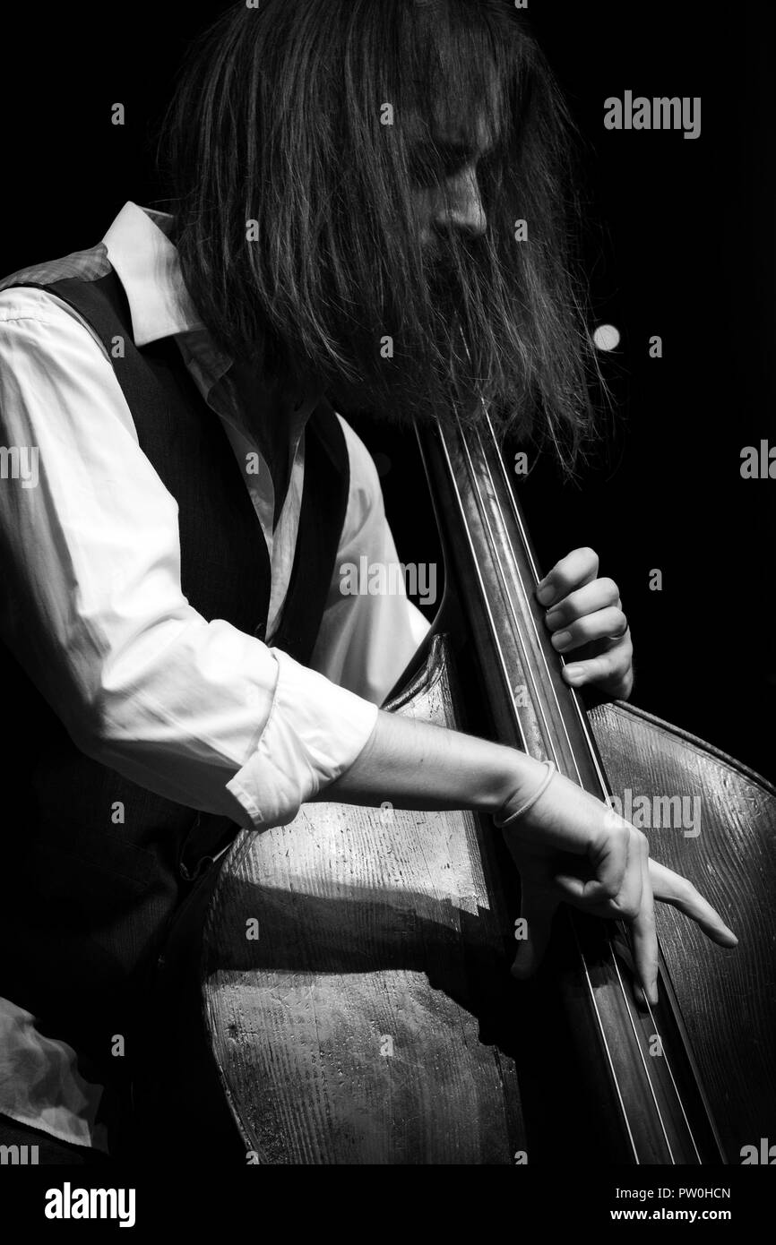Matt Ridley assolo al contrabbasso con il suo quartetto, Scarborough Jazz Festival 2018 Foto Stock