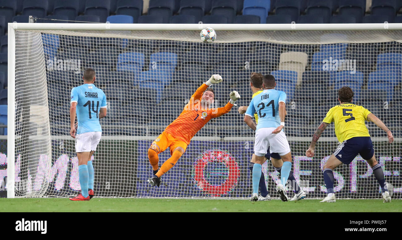 La Scozia il portiere Allan McGregor rende un salvataggio durante la UEFA nazioni Campionati del gruppo C1 corrispondono a Sammy Ofer Stadium, Haifa. Foto Stock