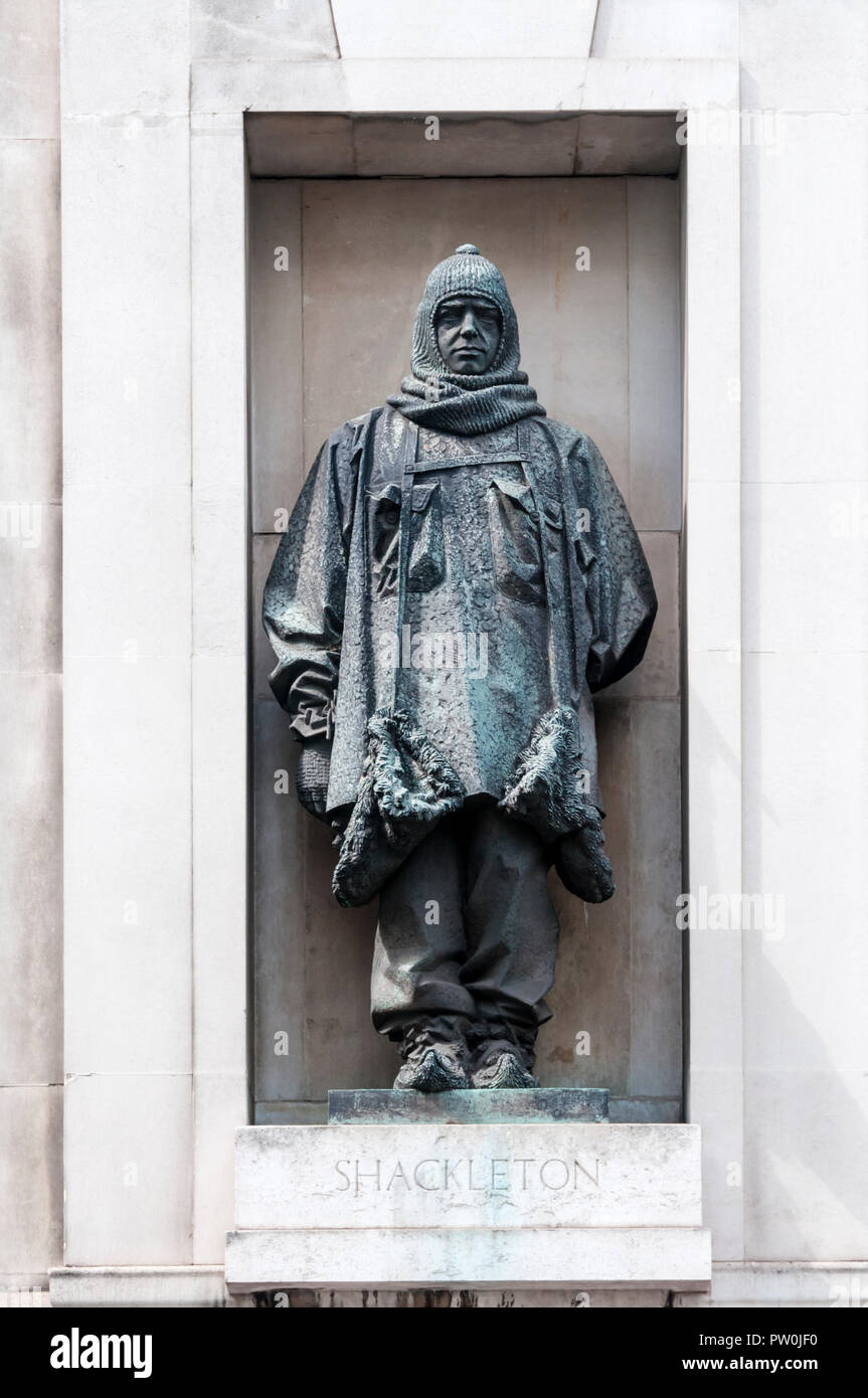 Statua di Ernest Shackleton al di fuori della società geografica reale a South Kensington. Foto Stock