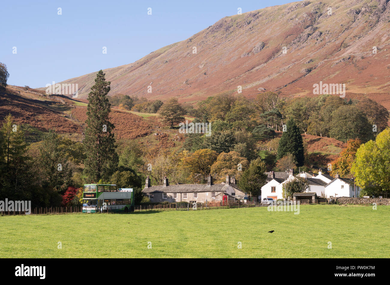 Aprire sormontato Keswick bus n. 78 lasciando Seatoller village, Borrowdale, Cumbria, England, Regno Unito Foto Stock