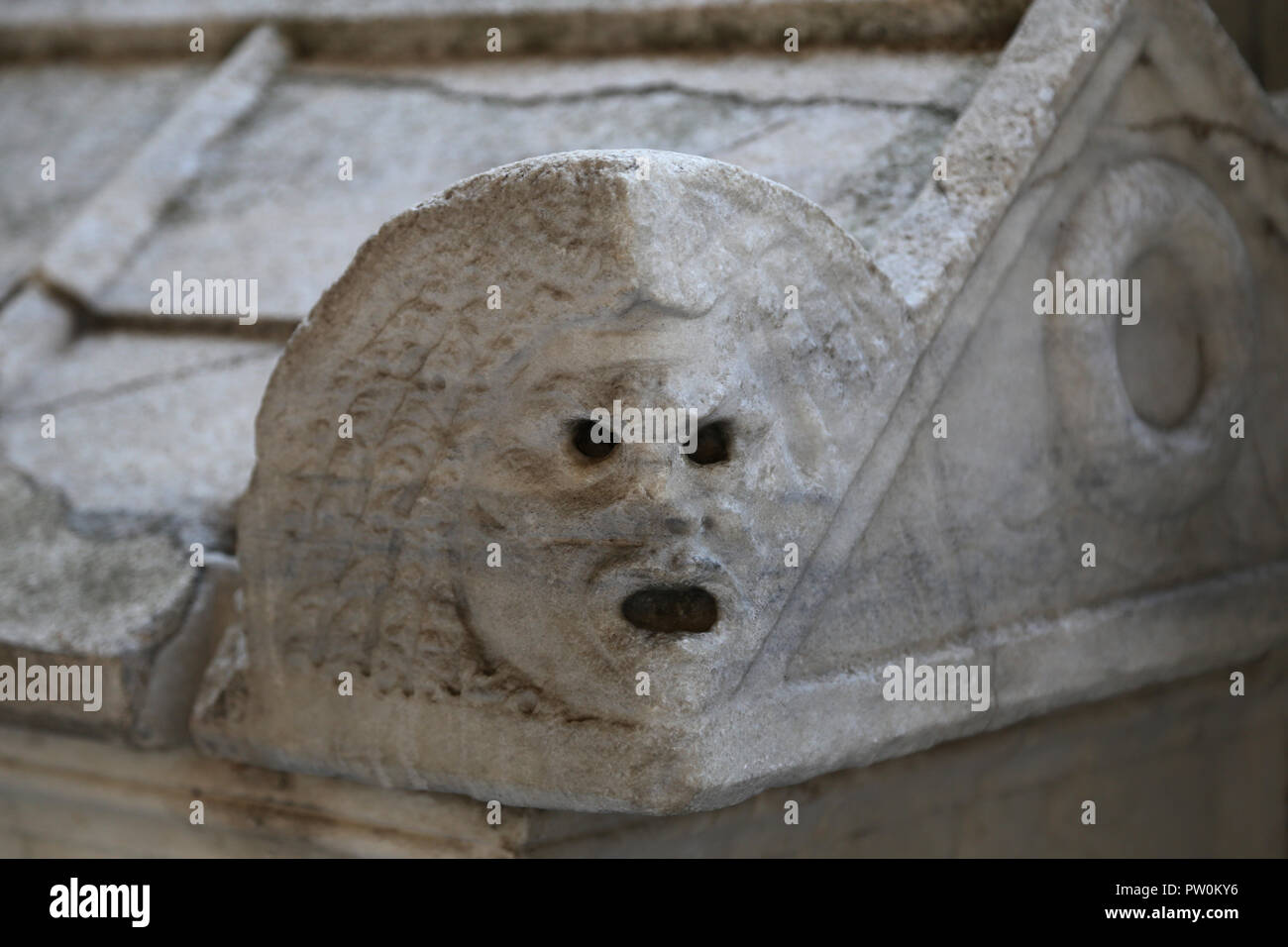 L'Italia. Pisa. Il Camposanto. Sarcofago romano. Dettaglio della maschera teatrale Foto Stock