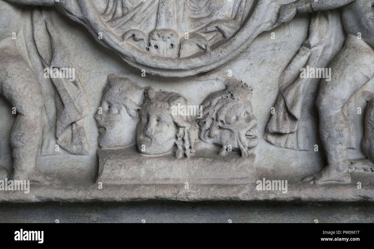L'Italia. Pisa. Il Camposanto. Sarcofago romano. Dettaglio delle maschere teatrali. ca. 350. Foto Stock