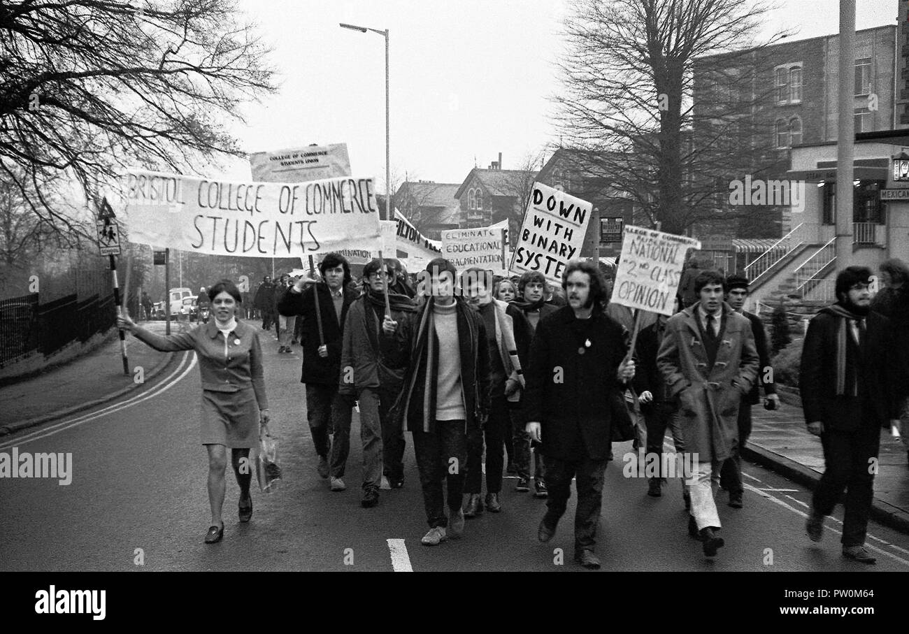 Studente dimostranti marzo attraverso Clifton a Bristol University di Senate House Edificio amministrativo all'inizio di un sit-in di protesta che ha avuto inizio il 5 dicembre 1968 e continuata per 11 giorni. Gli studenti si battono per una maggiore voce in esecuzione dell'università. Hanno voluto anche l'università gli studenti dell' Unione di essere aperto a studenti provenienti da altri istituti di istruzione nella città. Foto Stock