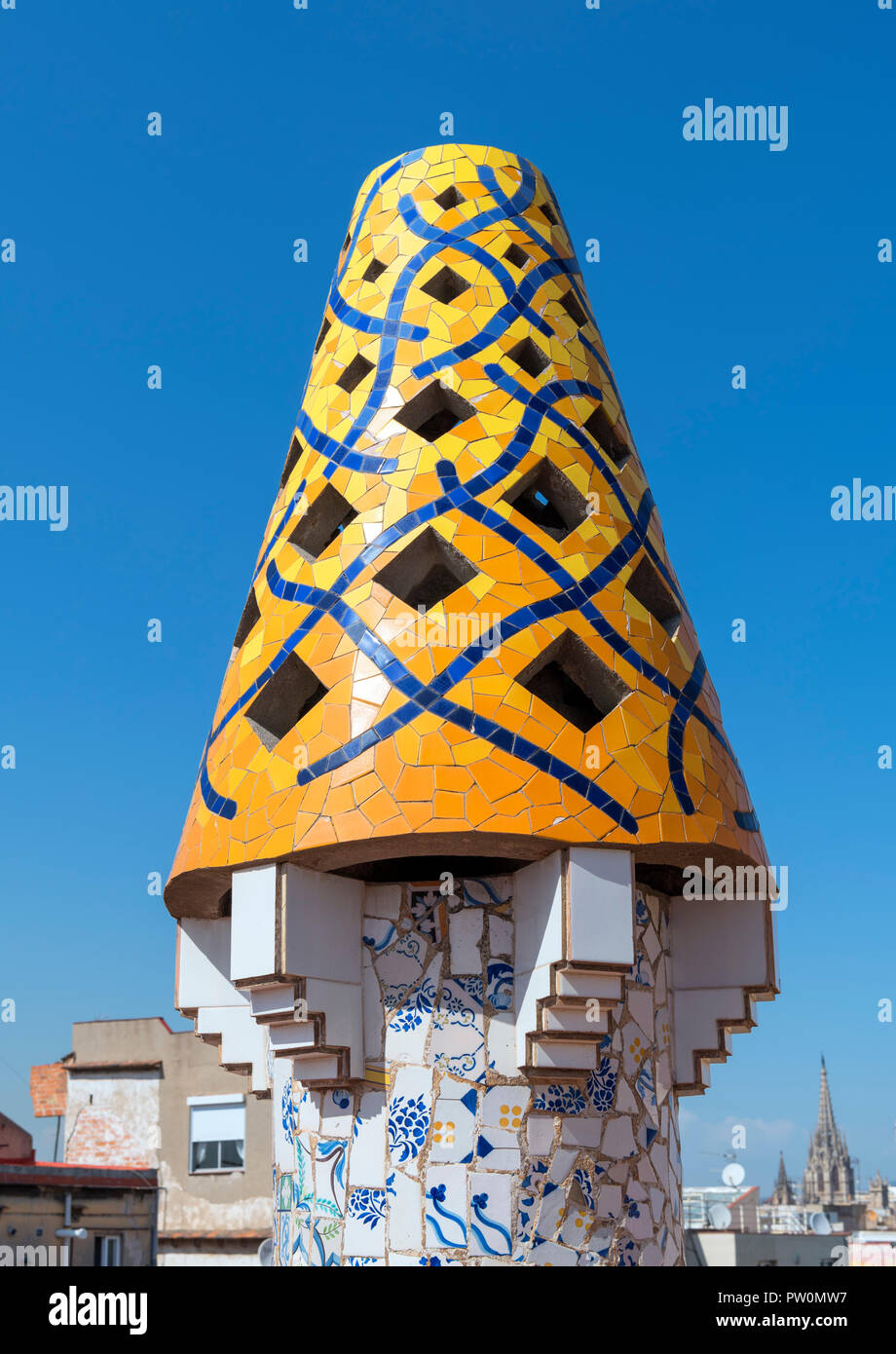 Decorative comignolo sul tetto di Antoni Gaudi Palau Guell, El Raval, Barcellona, Spagna Foto Stock